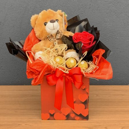 Cesta Rosa Importada + Urso de Pelúcia + Bombom Ferrero Rocher