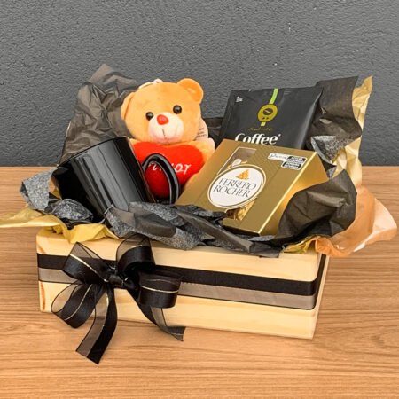 Cesta Urso Chaveiro + Sache Café + Caneca Preta + Bombom Ferrero Rocher