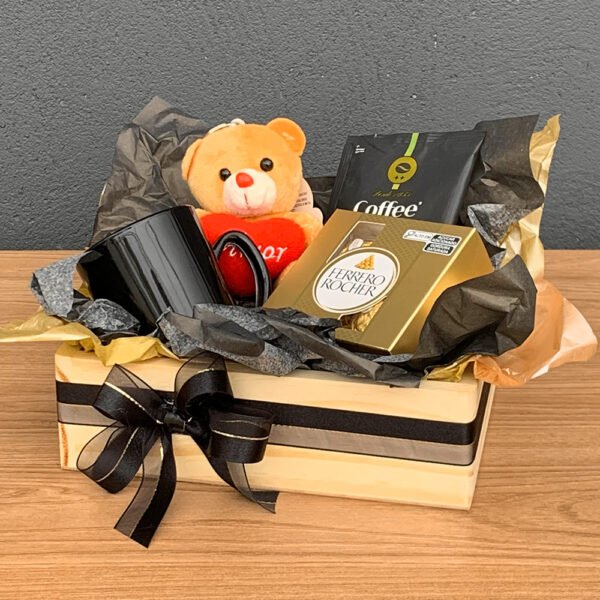 Cesta Urso Chaveiro + Sache Café + Caneca Preta + Bombom Ferrero Rocher
