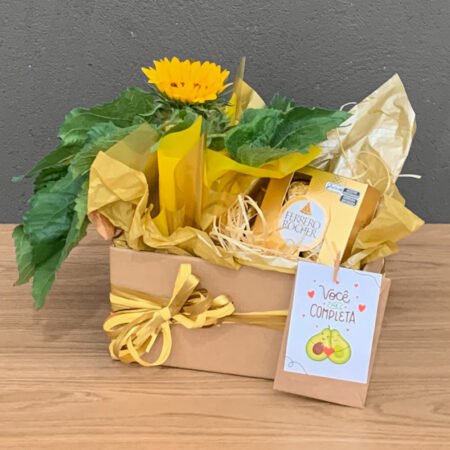 Cesta Girassol P11 + Ferrero Rocher + Cartão "Você Me Completa"