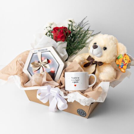 Cesta Ramalhete 1 Rosa Vermelha + Urso de Pelúcia + Chocolate + Caneca "Você é o meu lugar"