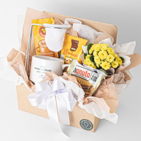 Cesta Kalanchoe P06 Amarelo + Sachê Cappuccino + Cookies + Mini Coador + Caneca 180ml "Amizade"