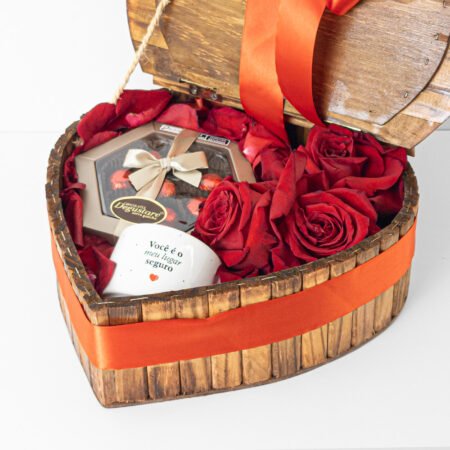 Cesta 3 Rosas Importadas + Chocolate 100g +  Caneca Você é o meu lugar seguro - Valentine's Day 2026