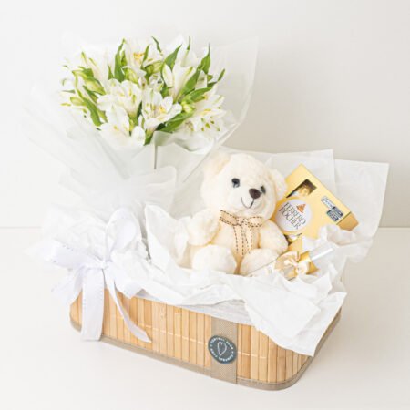 Cesta Ramalhete Astromélia + Urso de Pelúcia + Mini Difusor + Ferrero Rocher 50g