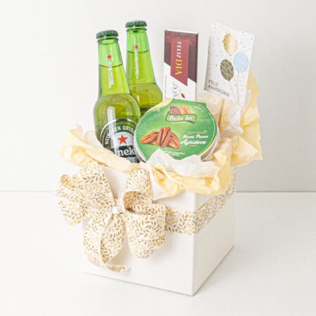 Cerveja Heineken Long Neck 330ml + NOZES PECAN AGRIDOCE 100G + Tablete ao leite 38% Chocolate Te Amo Di Pietro 28G + Cachepô de Papel + Laço + Tag Aniversário