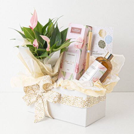 Cesta Muda Antúrio P09 Rosa + Difusor de Aromas Ambiente Vareta Rosa Avelã 250ml Essenza + Tag Aniversário