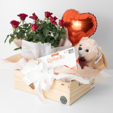 Cesta Mini Rosa P15 Vermelha + Urso de Pelúcia + Bombom Ferrero Raffaello 90g + Pick Balão Metálico Coração