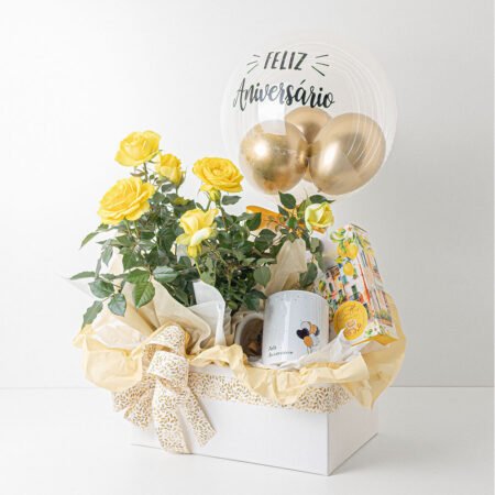 Cesta Mini Rosa P15 Amarela + Biscoito Butter Cookies Danish Santa Edwiges + Caneca Cerâmica 325ml + Balão de Aniversário G + Tag Aniversário