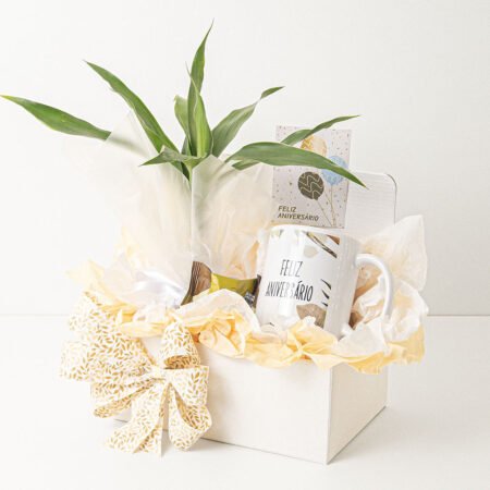 Cesta Bambu da Sorte + Caneca Cerâmica 325ml + Trufa Sabor Variado Ferana 25g + Tag Aniversário
