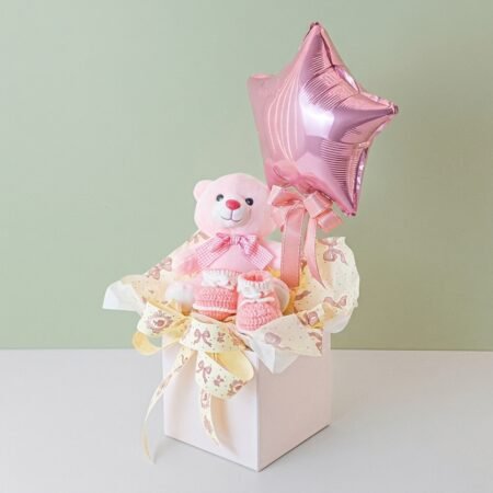 Cesta Pelucia Urso Rosa + Sapatinho De Bebe Trico Rosa + Cachepo De Papel Quadrado P15 Rosa + Laco Medio Rafia